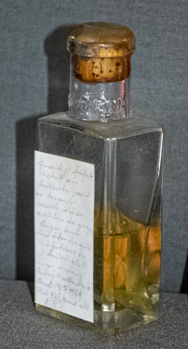 Abb. 10: Glasflasche mit zwei eingelegten Fingerkuppen, Schatzkammer Sonntagberg, bezeichnet 15. 5. 1929 F K. Foto: Museum am Dom St. Pölten.