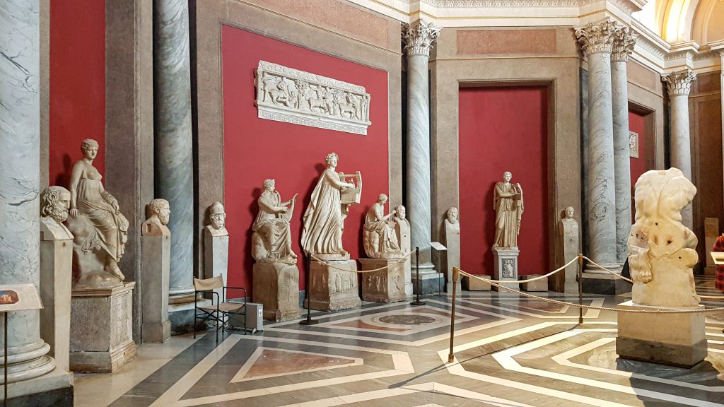 Abb. 2: Musen aus der Villa des Cassius, Vatikanstadt, Vatikanische Museen, Museo Pio-Clementino, Saal der Musen. Foto: C. Ruggero.