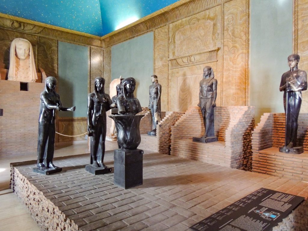Abb. 9: Ägyptisierende Skulpturen aus der Hadriansvilla, Vatikanstadt, Vatikanische Museen, Museo Gregoriano Egizio. Foto: C. Ruggero.