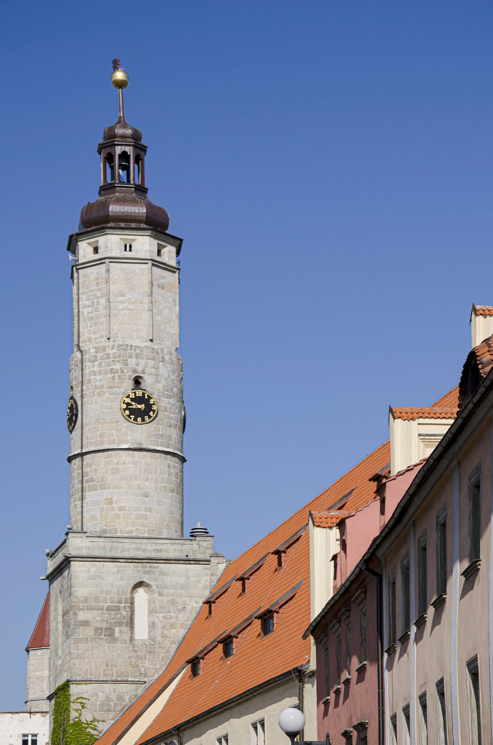 Fig. 5. Town hall in Lwówek Śląski (Silesia), the 15th c. tower. CC BY_SA 4.0. Photo by Enamo, CC BY-SA 3.0 PL, via Wikimedia Commons.