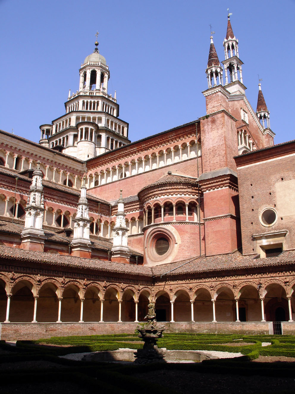 Blick in den kleinen Kreuzgang der Certosa di Pavia, im Hintergrund die Klosterkirche.