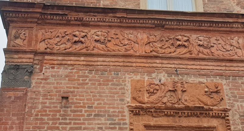 Detail des Terrakotta-Dekors der Fassade des Palazzo Carminali Bottigella in Pavia, 1491/95