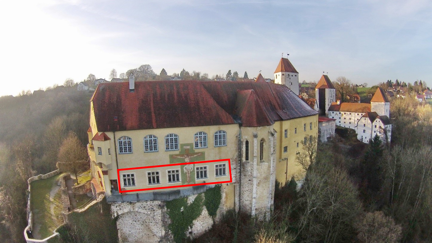 Blick auf Schloss Neuburg am Inn vom Fluss aus, Markierung: Fensterfront der drei Prunkräume im EG