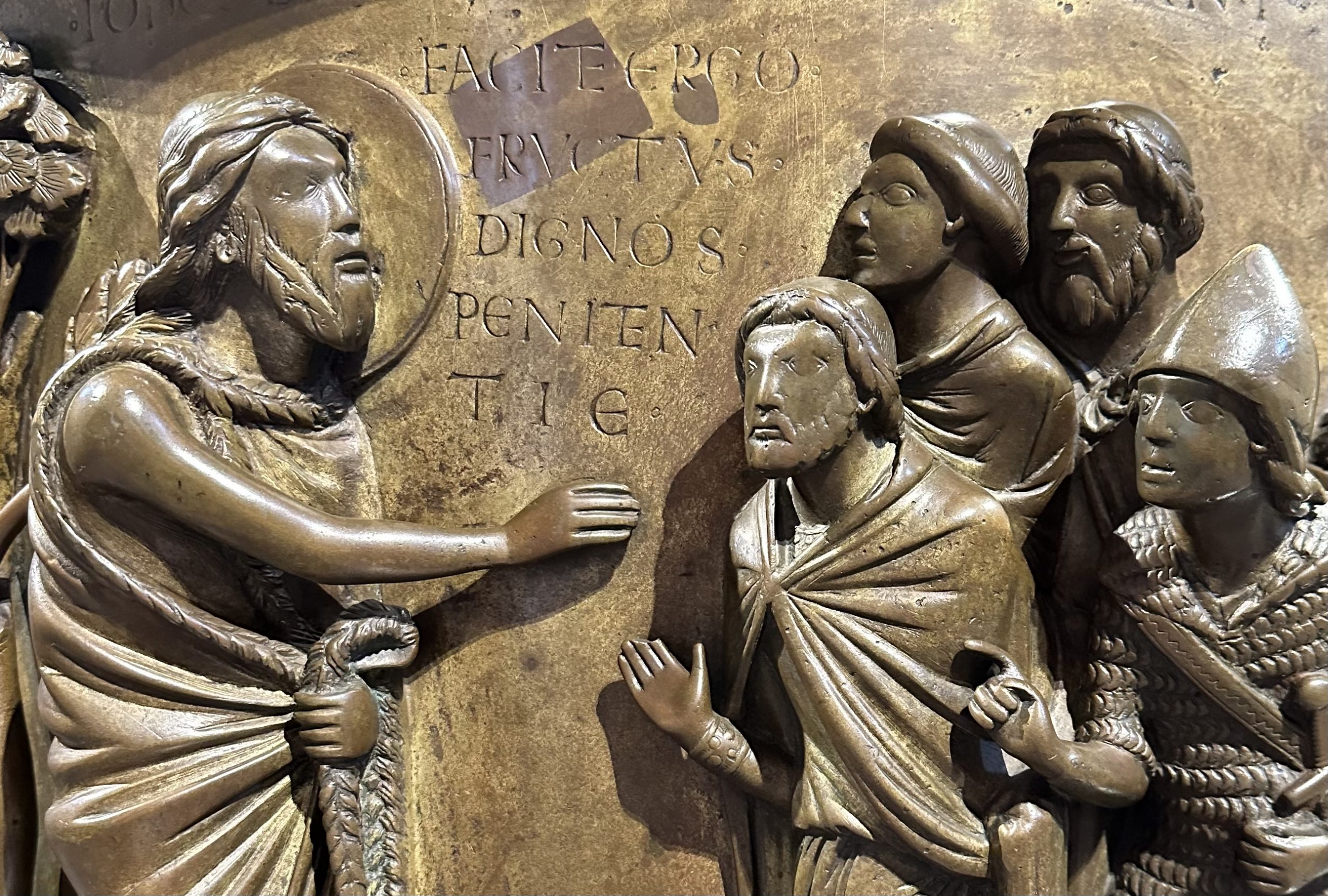 Abb. 7: Anonymus, Taufbecken, Messing, um 1104-18, Lüttich, St. Bartélemy, Detail: Johannespredigt (Foto: Heike Schlie)
