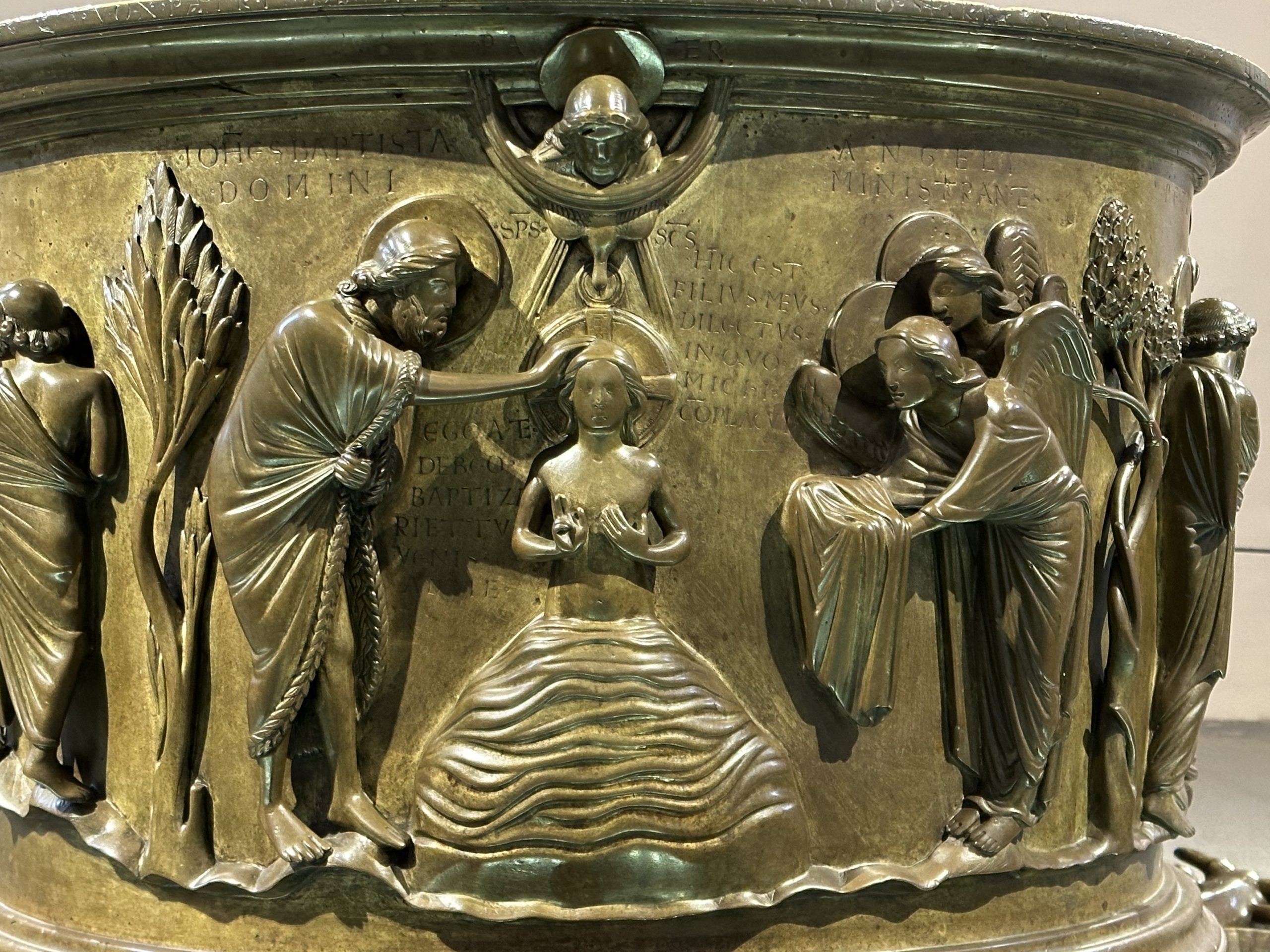 Abb. 9: Anonymus, Taufbecken, Messing, um 1104-18, Lüttich, St. Bartélemy, Detail: Taufe Christi (Foto: Heike Schlie)