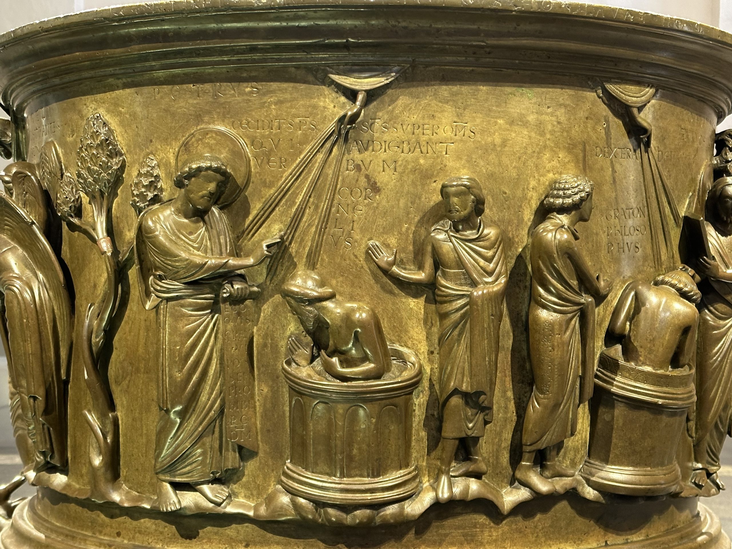 Abb. 11: Anonymus, Taufbecken, Messing, um 1104-18, Lüttich, St. Bartélemy, Detail: Taufe des Cornelius (Foto: Heike Schlie)