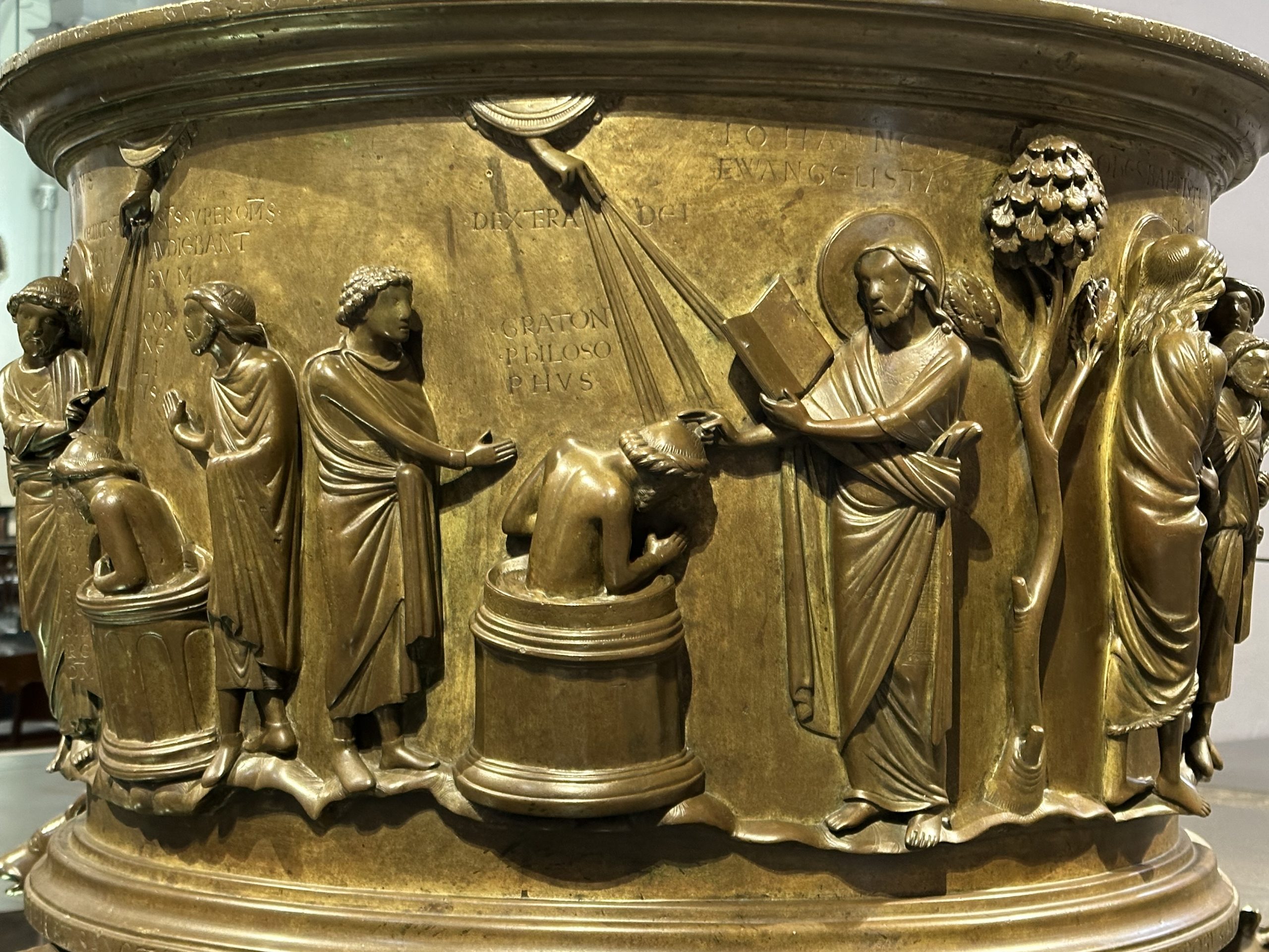 Abb. 12: Anonymus, Taufbecken, Messing, um 1104-18, Lüttich, St. Bartélemy, Detail: Taufe des Crato (Foto: Heike Schlie)