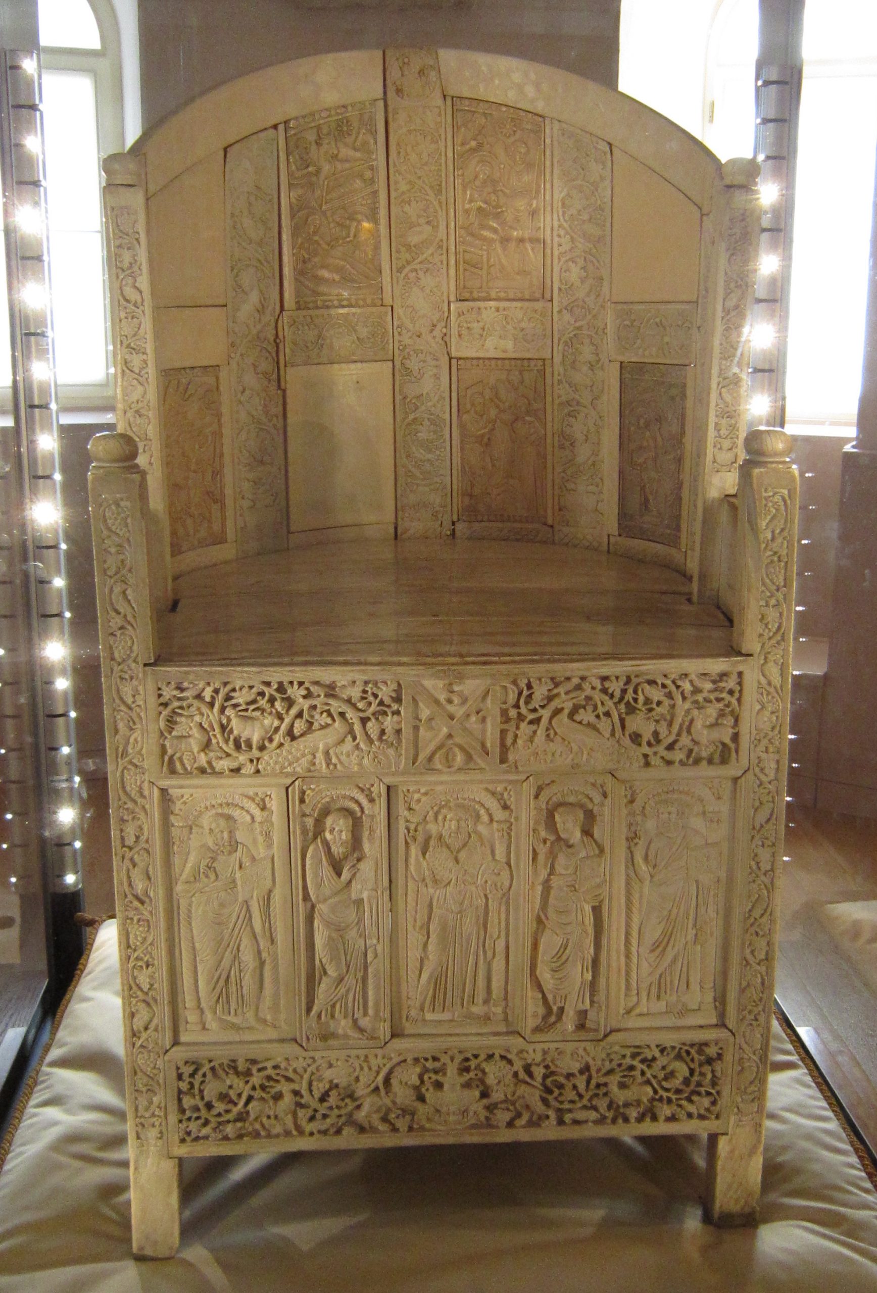 Abb. 23: Kathedra des Bischofs Maximian, 6. Jh., Ravenna, Museo Arcivescovile (Wikimedia Commons)